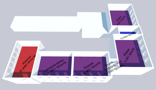 Auf dem Bild ist ein dreidimensionales Modell einer Schule ohne Dach zusehen. Es sind von oben 7 Räume zu sehen, die unterschiedlich eingefärbt und beschriftet sind. Folgende Räume sind zu sehen: Raum1: "Klasse, 9480 W/m²K" Raum2: "Leseparadies, 4461 W/m²K" Raum3: "Klasse, 4461 W/m²K" Raum4: "Pumi. 0W/m²K" Raum5: "Klasse, 4461 W/m²K" Raum6: "0 W/m²K" Raum7: "Klasse, 4461 W/m²K"
