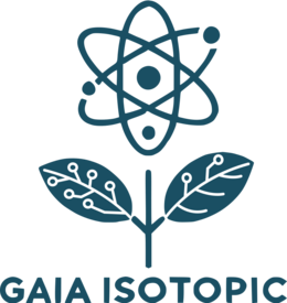 Dargestellt ist ein Logo. Es zeigt eine einfache Blume. Die Blüte ist als Atommodell dargestellt. Die Blätter sind als Schaltkreise dargestellt. Unter dem Logo steht der Schriftzug "GAIA ISOTOPIC".