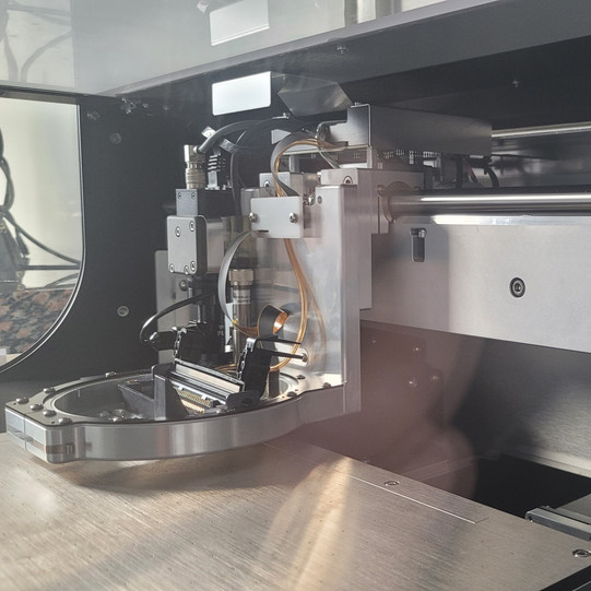 Innere der Druckkammer eines Inkjetdruckers. Links in der Kammer befindet sich der Druckkopf ohne eingesetzte Tintenkartusche.