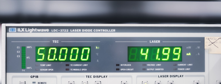 Ein Lasertreiber mit zwei Anzeigen und verschiedenen Tasten. Auf den Anzeigen werden grün leuchtende Zahlen dargsetellt.